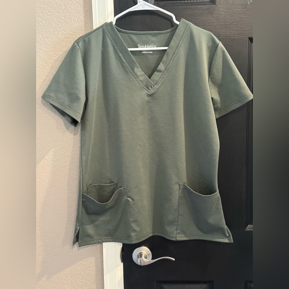 Stylish V-Neck Pocket Tee in Olive